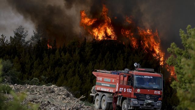 Už 6 obětí požárů v Turecku. Turisté prchali před ohněm z hotelů na moře